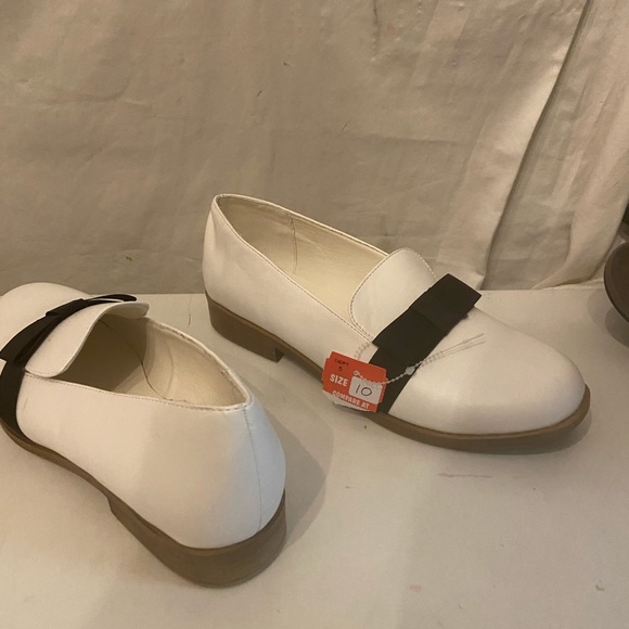 Journee Collection white shoes with black ribbon front size 10 NWT - Picture 4 of 7